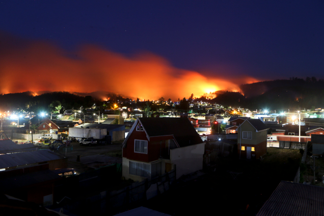 Wildfires threatened Chile’s Dichato community on Jan. 30th, 2017, forcing the evacuation of over 800 families. Image: AP Photo/Esteban Felix